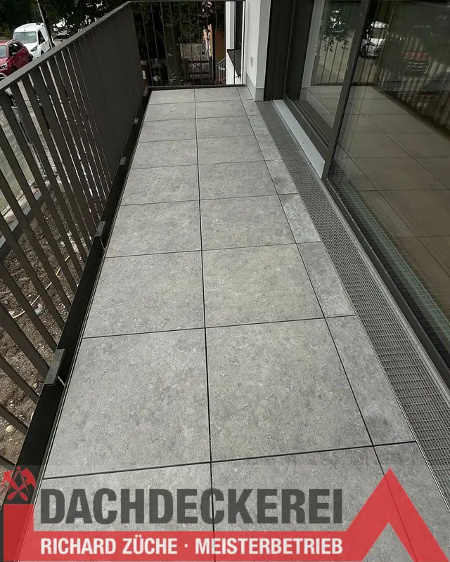 Abgedichteter Balkon mit Plattenbelag und Entwässerungsrinne