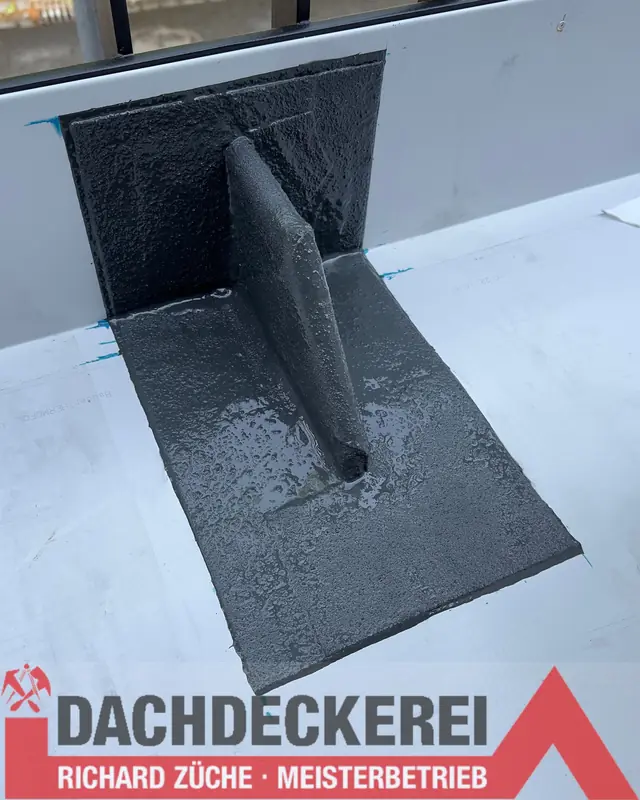Abgedichteter Detailanschluss einer Stütze auf einer Kunststoff-Flachdachabdichtung