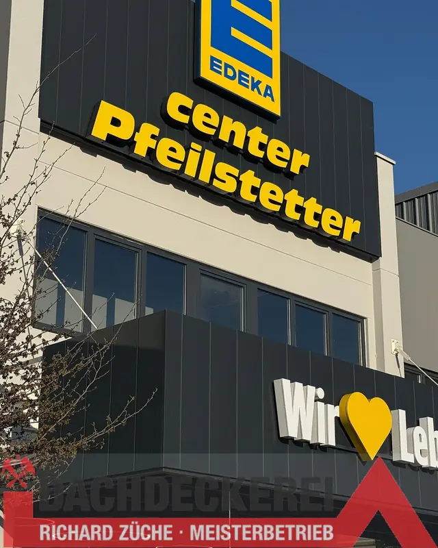 Gewerbebau mit Blechverkleidung an Fassade und Attika