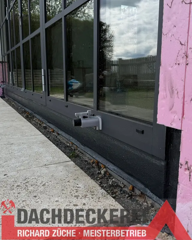 Abdichtung am Sockel einer Glasfassade
