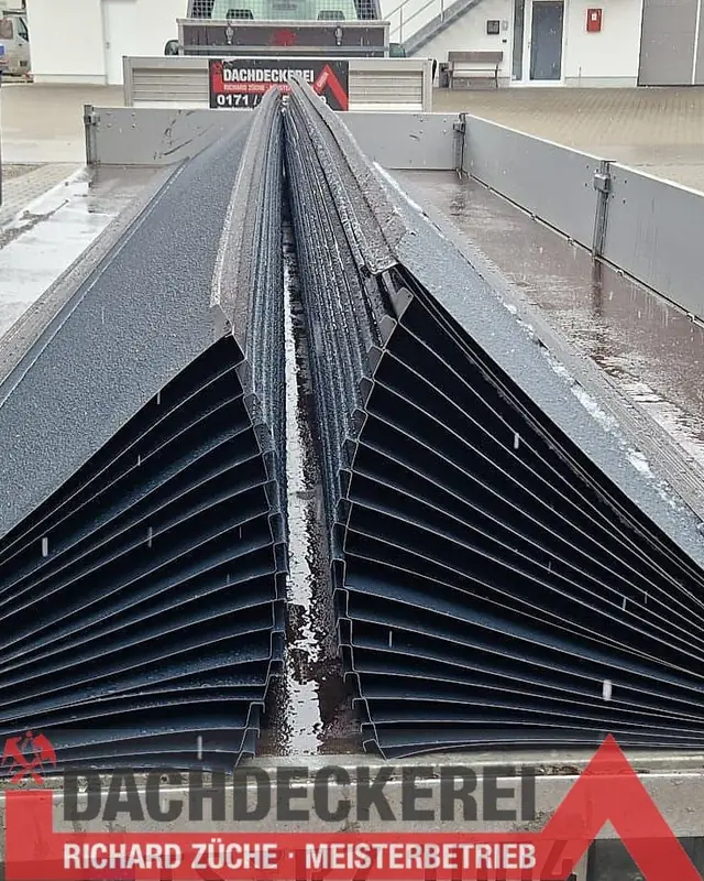 Blechverkleidung mit Lamellen auf einem Flachdach